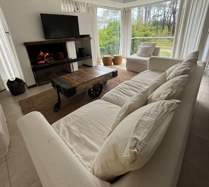 Moderna casa en alquiler y venta sobre Montoya, La Barra a 2 cuadras del mar.